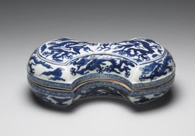 图片[3]-Ingot-shaped box with dragons and clouds decoration in underglaze blue, Ming dynasty, Longqing reign (1567-1572)-China Archive